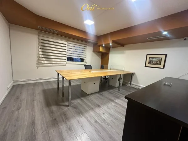 Tirane, jepet me qera zyre Kati 1, 200 m² 3.000 € (GJIMNAZI PETRO NINI)