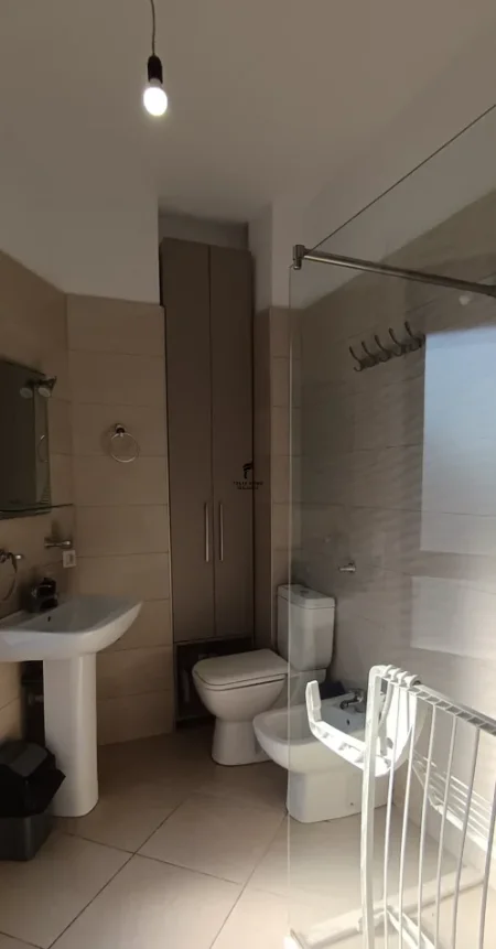 Tirane, jepet me qera apartament 1+1 Kati 7, 65 m² 700 € (RRUGA E DIBRES)