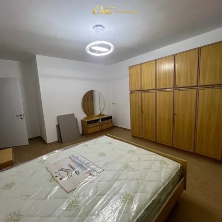 Tirane, jepet me qera shtepi 3+1 Kati 1, 100 m² 400 € (misto mame)