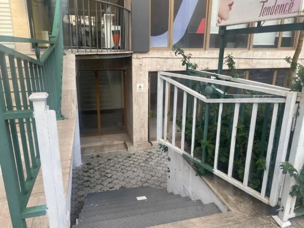 Shqiperi, jepet me qera nga Pronari, pa-komision ambjent biznesi Kati -1, 163 m² 1.600 € (RRUGA XHORXHI MARTINI)
