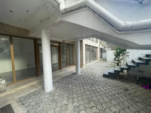 Shqiperi, jepet me qera nga Pronari, pa-komision ambjent biznesi Kati -1, 163 m² 1.600 € (RRUGA XHORXHI MARTINI)
