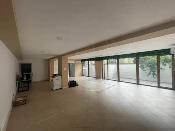 Shqiperi, jepet me qera nga Pronari, pa-komision ambjent biznesi Kati -1, 163 m² 1.600 € (RRUGA XHORXHI MARTINI)