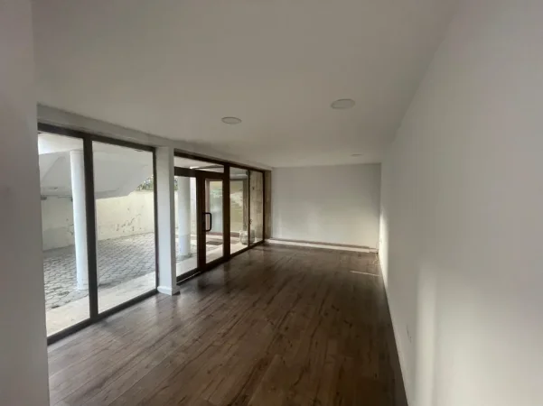 Shqiperi, jepet me qera nga Pronari, pa-komision ambjent biznesi Kati -1, 163 m² 1.600 € (RRUGA XHORXHI MARTINI)