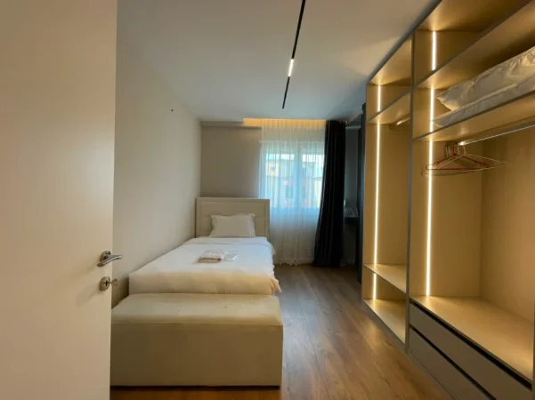 Tirane, jepet me qera apartament 2+1 Kati 6, 110 m² 1.000 € (Komuna e Parisit)