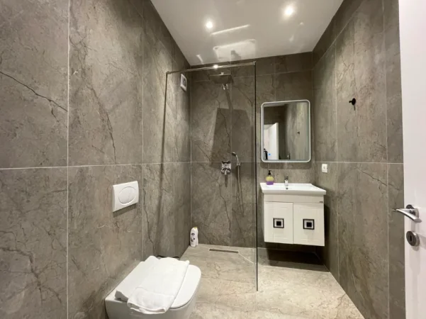 Tirane, jepet me qera apartament 2+1 Kati 6, 110 m² 1.000 € (Komuna e Parisit)