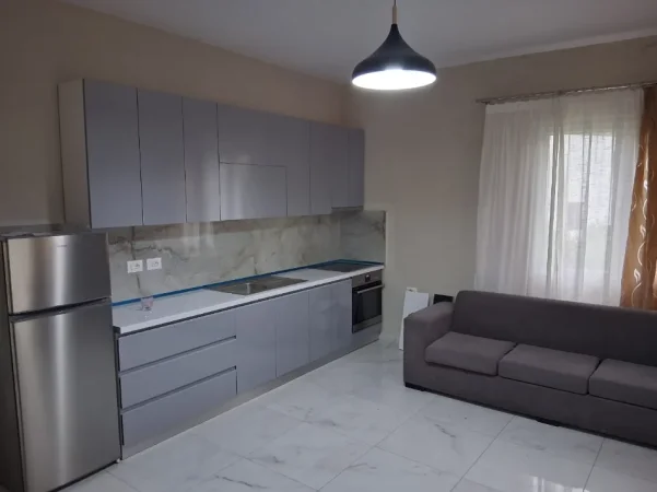 Jepet me Qira Apartament 3+1 në Vilë Private, në katin e 3-të, në Rrugën e Elbasanit, pranë Pallatit të Brigadave, 550 mije leke