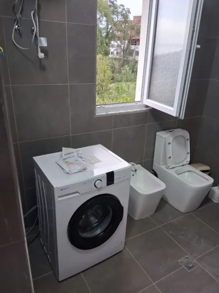 Jepet me Qira Apartament 3+1 në Vilë Private, në katin e 3-të, në Rrugën e Elbasanit, pranë Pallatit të Brigadave, 550 mije leke
