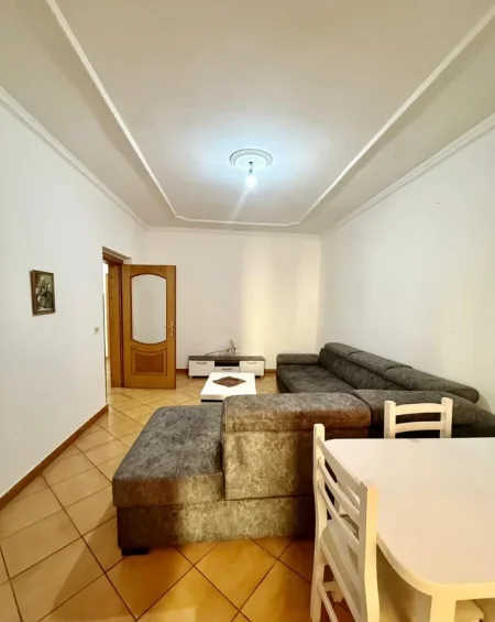 Tirane, jepet me qera apartament 2+1 Kati 5, 85 m² 500 € (BRRYLI)