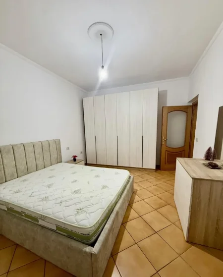 Tirane, jepet me qera apartament 2+1 Kati 5, 85 m² 500 € (BRRYLI)