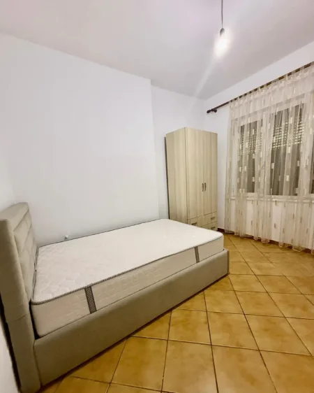 Tirane, jepet me qera apartament 2+1 Kati 5, 85 m² 500 € (BRRYLI)