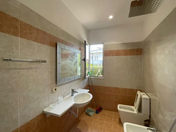 Tirane, jepet me qera apartament 1+1 Kati 1, 60 m² 400 € (Selite)