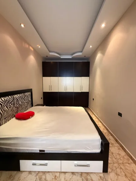 Tirane, jepet me qera apartament 1+1 Kati 3, 550 € (Komuna e Parisit)