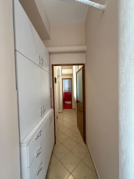 Tirane, jepet me qera apartament 1+1 Kati 3, 550 € (ish blloku)