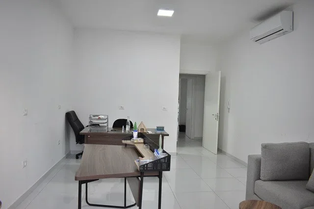 Tirane, jepet me qera apartament 2+1+Ballkon , 106 m² 1.200 € (Komuna Parisit)