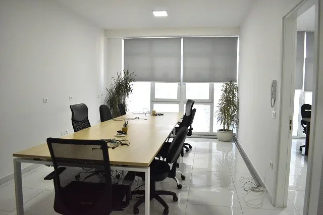 Tirane, jepet me qera apartament 2+1+Ballkon , 106 m² 1.200 € (Komuna Parisit)