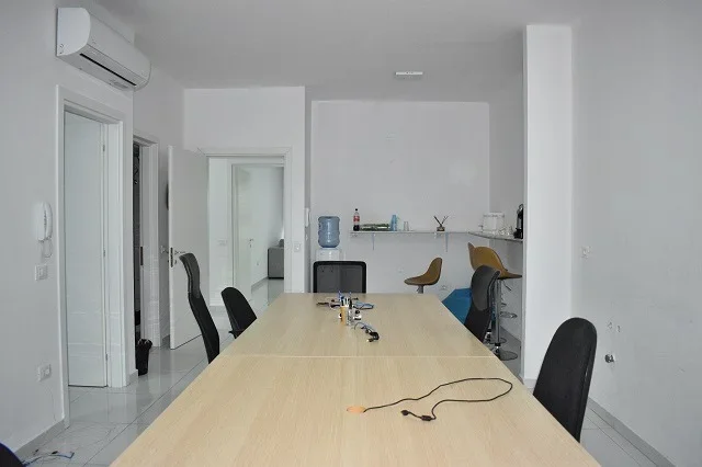 Tirane, jepet me qera apartament 2+1+Ballkon , 106 m² 1.200 € (Komuna Parisit)