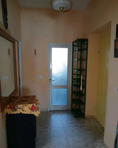 Tirane, jepet me qera apartament 1+1 Kati 3, 60 m² 500 € (PRANE BAR OSLO)