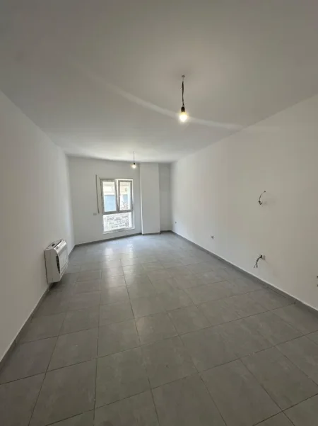 Tirane, jepet me qera ambjent biznesi Kati 1, 96 m² 600 € (Rruga e Barrikadave)