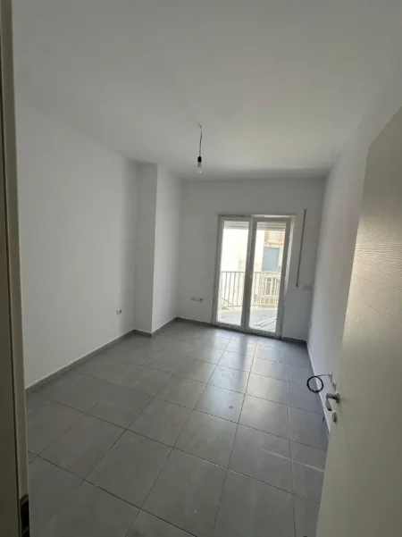Tirane, jepet me qera ambjent biznesi Kati 1, 96 m² 600 € (Rruga e Barrikadave)