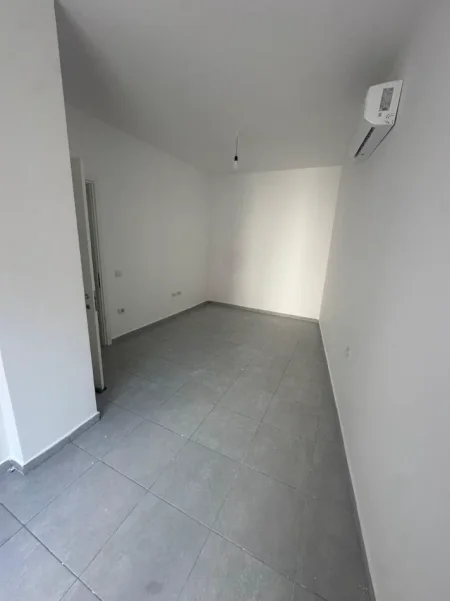 Tirane, jepet me qera ambjent biznesi Kati 1, 96 m² 600 € (Rruga e Barrikadave)
