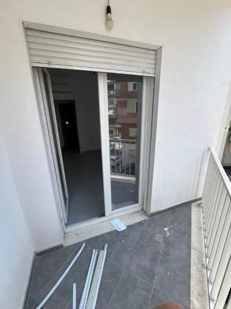 Tirane, jepet me qera ambjent biznesi Kati 1, 96 m² 600 € (Rruga e Barrikadave)