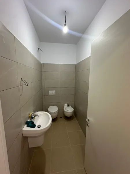 Tirane, jepet me qera apartament 2+1 Kati 1, 96 m² 600 € (Rruga e Barrikadave, Tiranë)
