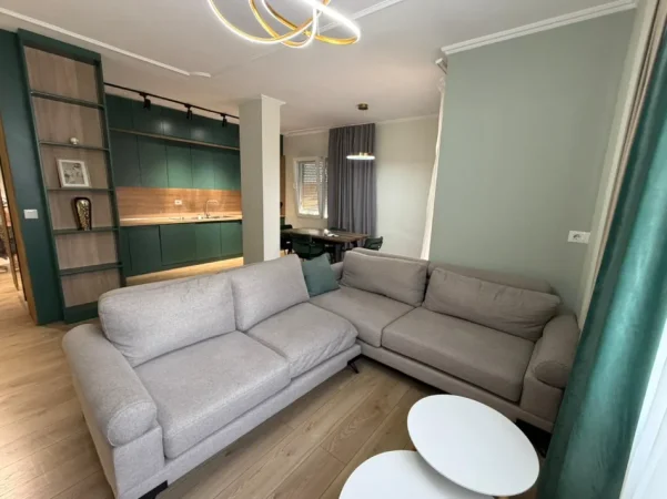 Tirane, jepet me qera apartament 2+1 Kati 3, 950 € (KOMUNA E PARISIT)