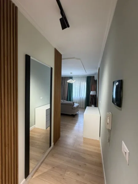 Tirane, jepet me qera apartament 2+1 Kati 3, 950 € (KOMUNA E PARISIT)