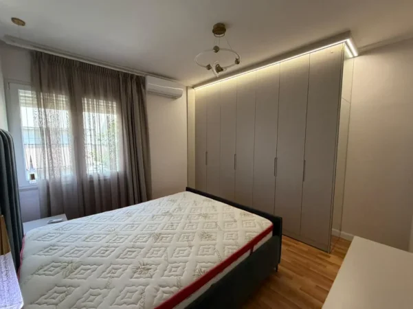 Tirane, jepet me qera apartament 2+1 Kati 3, 950 € (KOMUNA E PARISIT)