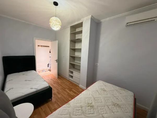 Tirane, jepet me qera apartament 2+1 Kati 3, 950 € (KOMUNA E PARISIT)