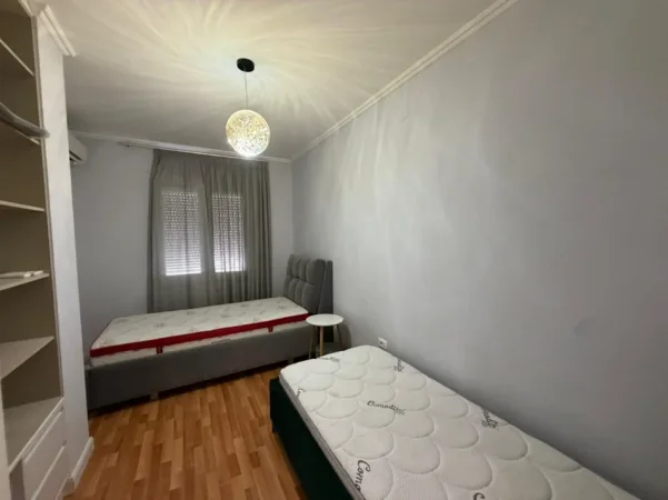 Tirane, jepet me qera apartament 2+1 Kati 3, 950 € (KOMUNA E PARISIT)