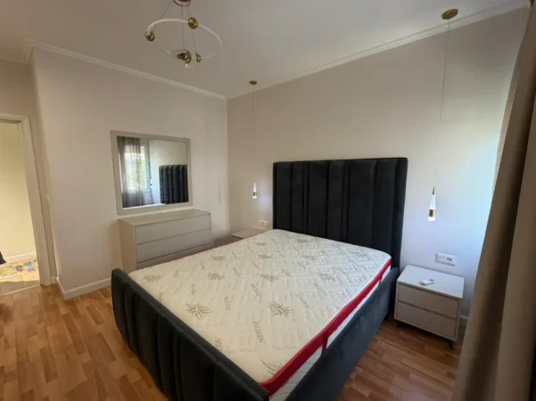 Tirane, jepet me qera apartament 2+1 Kati 3, 950 € (KOMUNA E PARISIT)