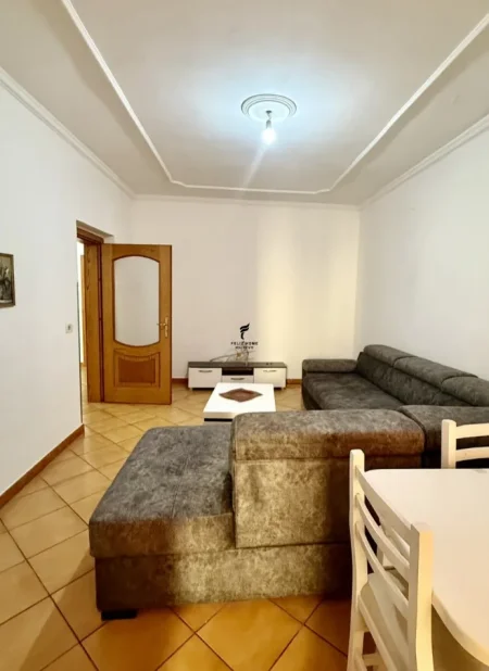 Tirane, jepet me qera apartament 2+1 Kati 5, 80 m² 500 € (BRRYLI)