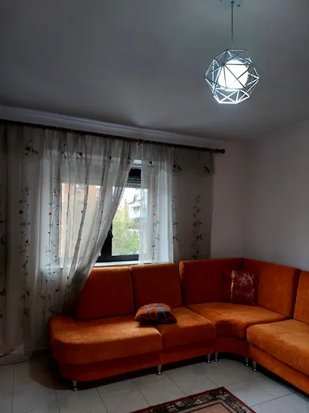 Tirane, jepet me qera apartament 1+1 Kati 3, 60 m² 500 € (Rruga Elbasanit, ish 7 Xhuxhat)