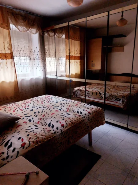 Tirane, jepet me qera apartament 1+1 Kati 3, 60 m² 500 € (Rruga Elbasanit, ish 7 Xhuxhat)