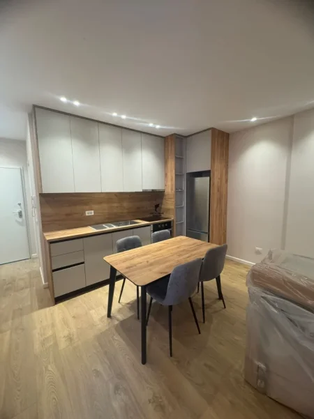 Tirane, jepet me qera apartament 1+1 Kati 2, 65 m² 650 € (STACIONI I TRENIT)