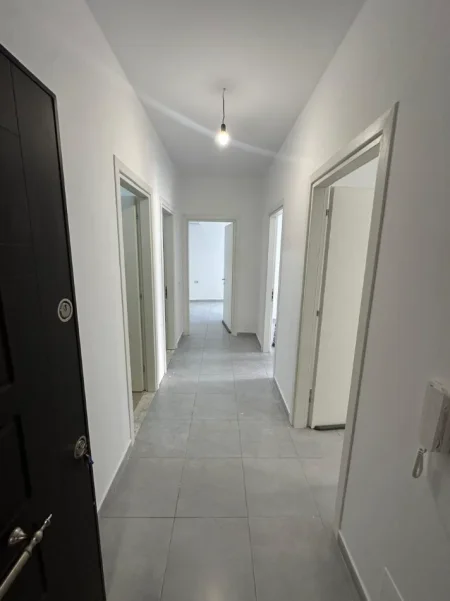 Tirane, jepet me qera apartament 2+1 Kati 1, 96 m² 600 € (Rruga Barrikadave)