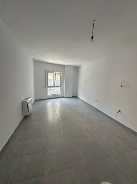 Tirane, jepet me qera apartament 2+1 Kati 1, 96 m² 600 € (Rruga Barrikadave)