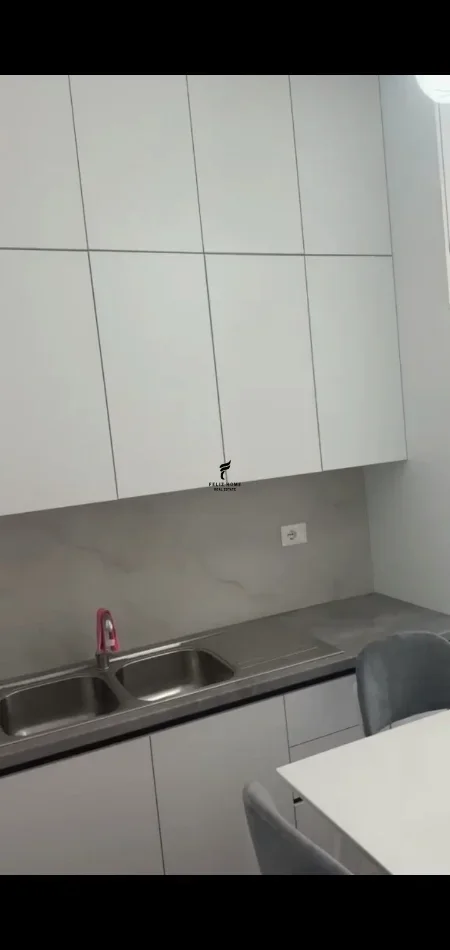 Tirane, jepet me qera apartament 1+1 Kati 8, 65 m² 450 € (ALI DEMI)