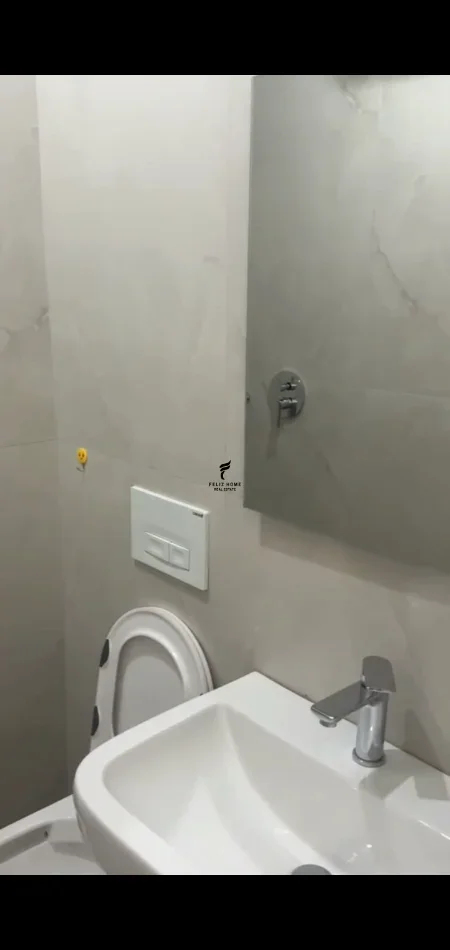 Tirane, jepet me qera apartament 1+1 Kati 8, 65 m² 450 € (ALI DEMI)