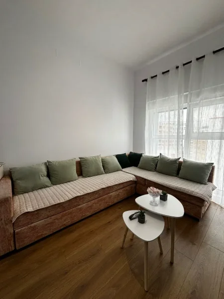 Tirane, jepet me qera apartament 2+1+Ballkon Kati 7, 111 m² 500 € (Ali Demi, Rezidenca Kadiu)
