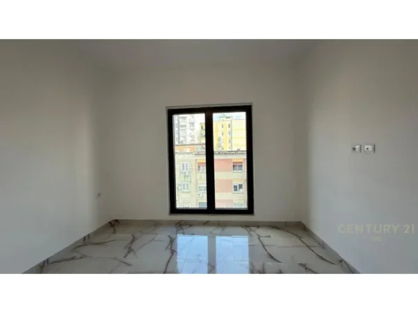 Tirane, jepet me qera zyre Kati 3, 99 m² 900 € (rruga e Barrikadave)