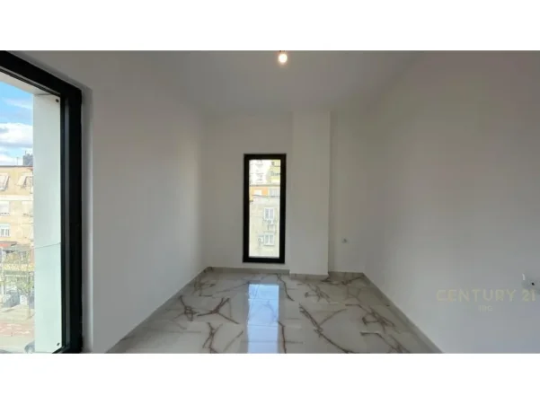 Tirane, jepet me qera zyre Kati 3, 99 m² 900 € (rruga e Barrikadave)