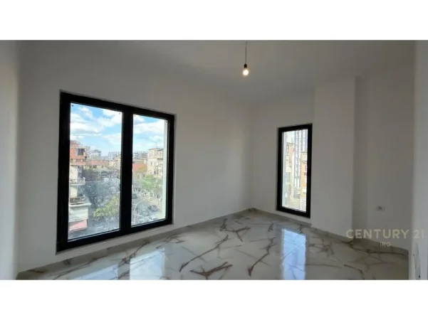 Tirane, jepet me qera zyre Kati 3, 99 m² 900 € (rruga e Barrikadave)