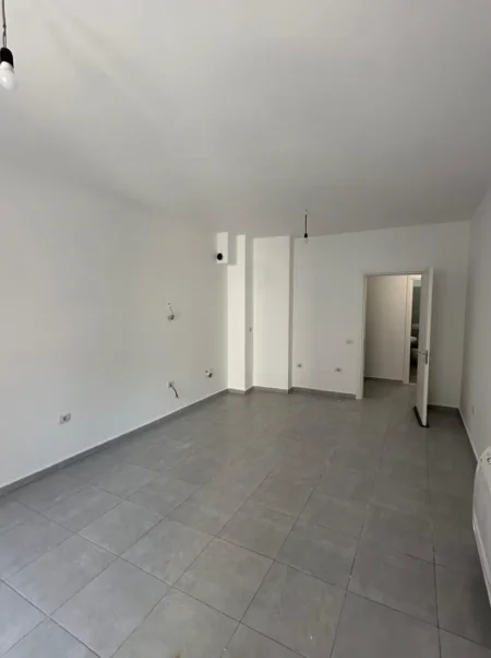 Tirane, jepet me qera apartament 2+1+Ballkon Kati 1, 96 m² 600 € (rruga barrikadave)