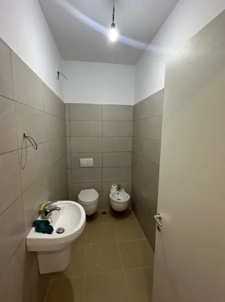 Tirane, jepet me qera apartament 2+1+Ballkon Kati 1, 96 m² 600 € (rruga barrikadave)
