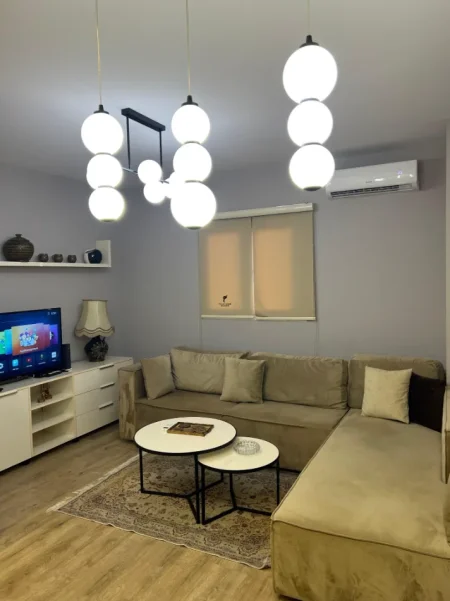 Tirane, jepet me qera apartament 1+1 Kati 1, 60 m² 650 € (KOMUNA E PARISIT)