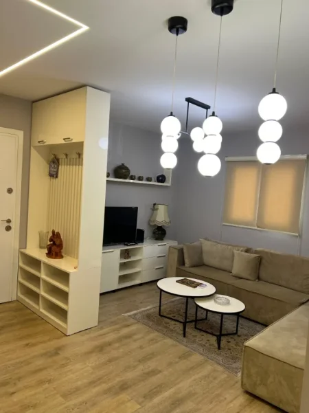 Tirane, jepet me qera apartament 1+1 Kati 1, 60 m² 650 € (KOMUNA E PARISIT)
