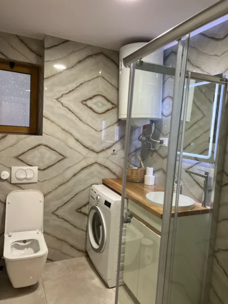 Tirane, jepet me qera apartament 1+1 Kati 1, 60 m² 650 € (KOMUNA E PARISIT)