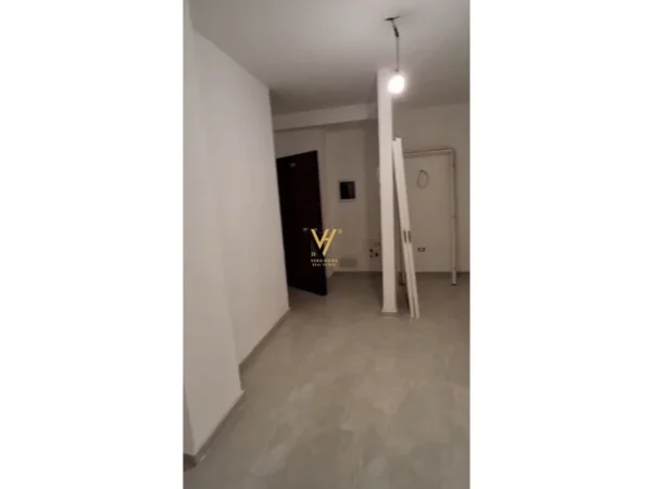 Tirane, jepet me qera ambjent biznesi Kati 1, 94 m² 799 € (KOMPLEKSI AURA LAPRAKE)